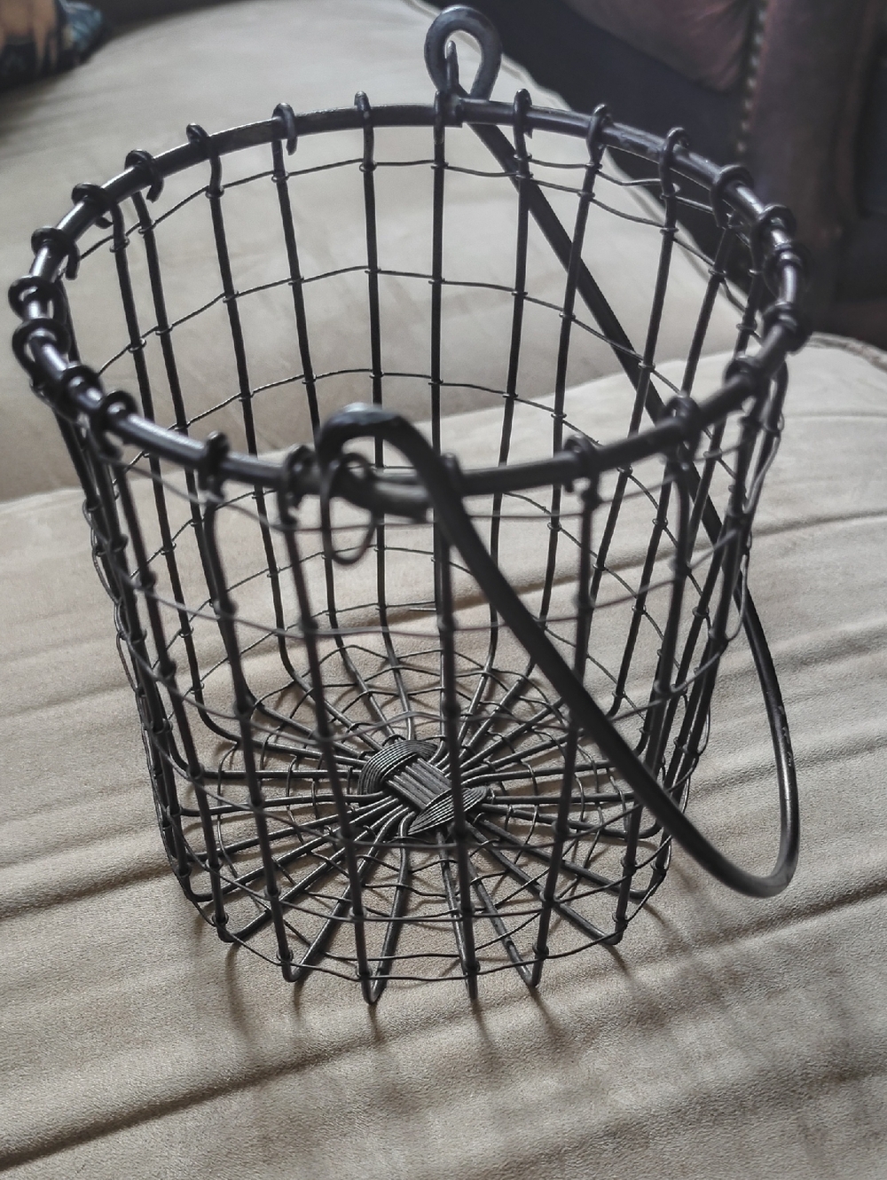 Dark Bronze Farmhouse Wire Mesh Hanging Basket Egg Basket Style